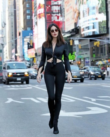 Aktrisa sadə geyimi ilə diqqət çəkdi - FOTOLAR