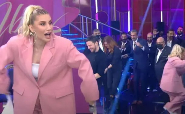 Müğənninin geyimi  müzakirələrə səbəb oldu - FOTO