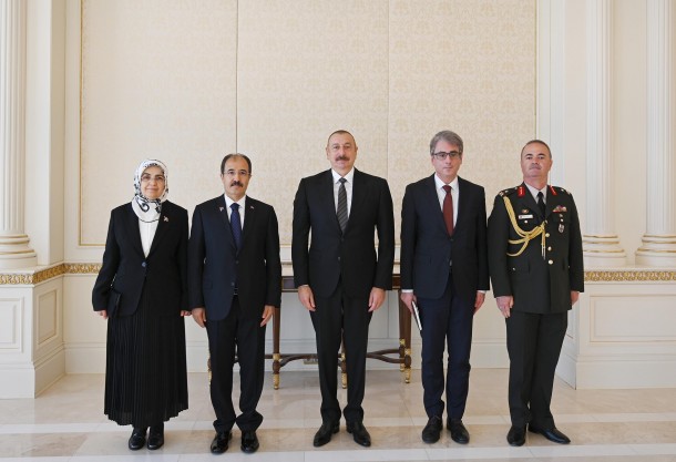 İlham Əliyev yeni səfirlərin etimadnaməsini qəbul etdi - FOTOLAR (YENİLƏNİB-1)