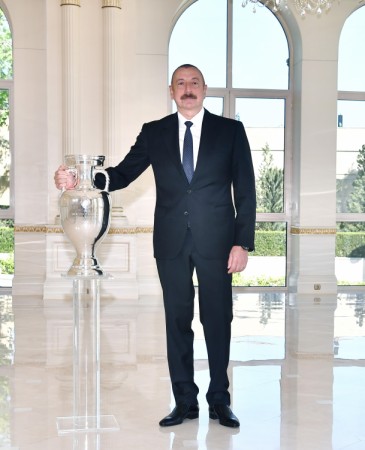AVRO-2020-nin kuboku İlham Əliyevə təqdim olundu - FOTOLAR