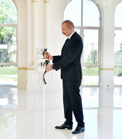 AVRO-2020-nin kuboku İlham Əliyevə təqdim olundu - FOTOLAR