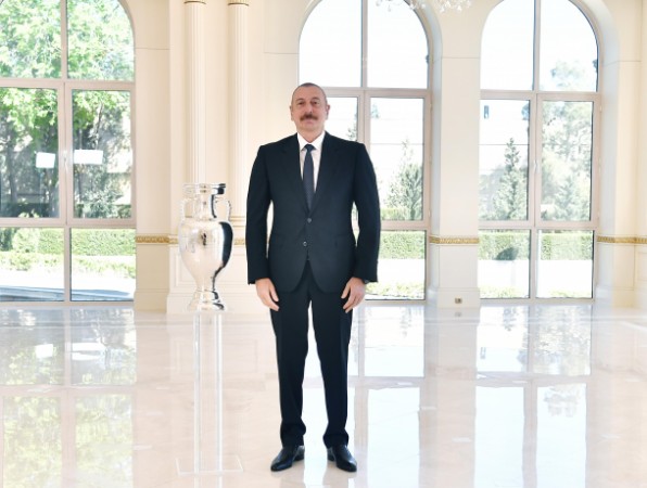 AVRO-2020-nin kuboku İlham Əliyevə təqdim olundu - FOTOLAR
