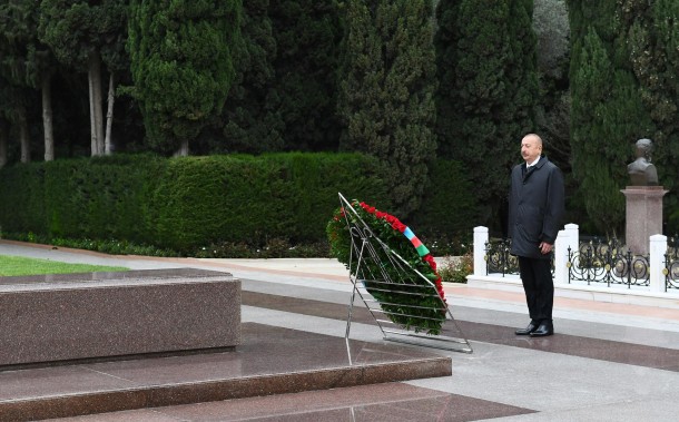 İlham Əliyev və Mehriban Əliyeva Ulu Öndərin məzarını ziyarət etdilər - FOTOLAR