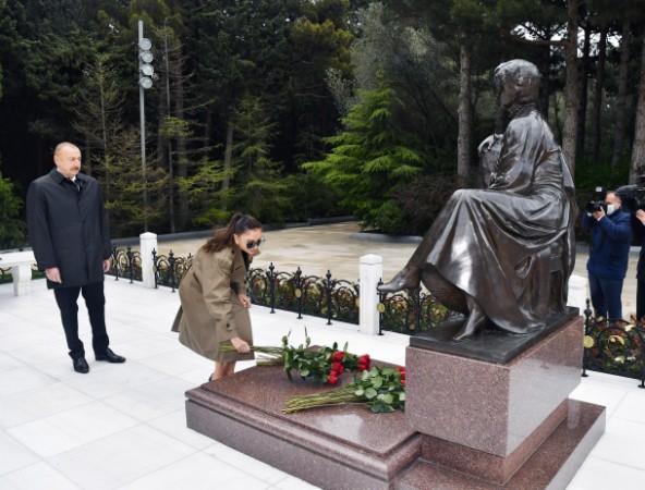 İlham Əliyev və Mehriban Əliyeva Ulu Öndərin məzarını ziyarət etdilər - FOTOLAR