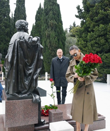 İlham Əliyev və Mehriban Əliyeva Ulu Öndərin məzarını ziyarət etdilər - FOTOLAR