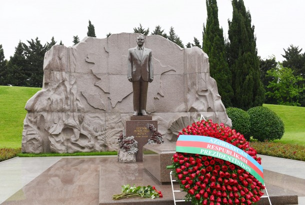 İlham Əliyev və Mehriban Əliyeva Ulu Öndərin məzarını ziyarət etdilər - FOTOLAR