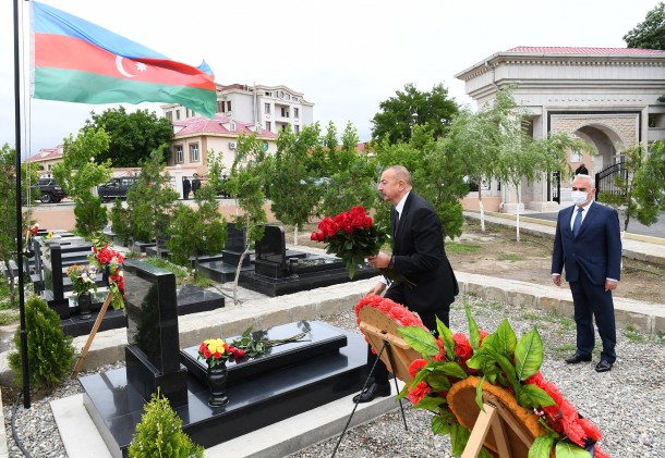 Prezident Naxçıvanda şəhidlərin məzarlarını ziyarət etdi - FOTOLAR (YENİLƏNİB)
