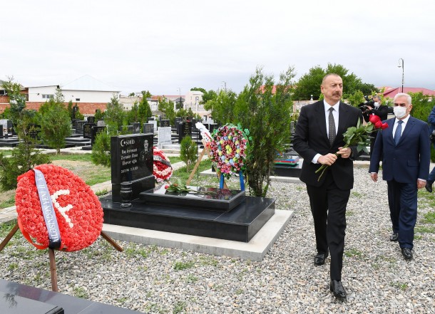Prezident Naxçıvanda şəhidlərin məzarlarını ziyarət etdi - FOTOLAR (YENİLƏNİB)