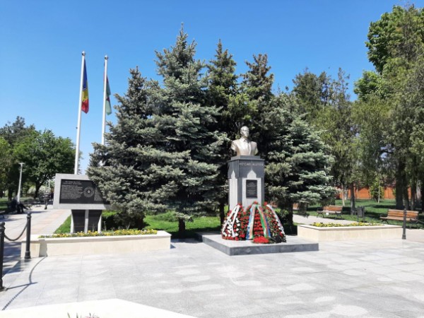 Heydər Əliyevin Belqrad və Buxarestdəki abidəsi ziyarət edilib - FOTO