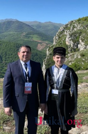 Prezidenti kövrəldən gənc xanəndə bu Əməkdar artistin oğludur - Video