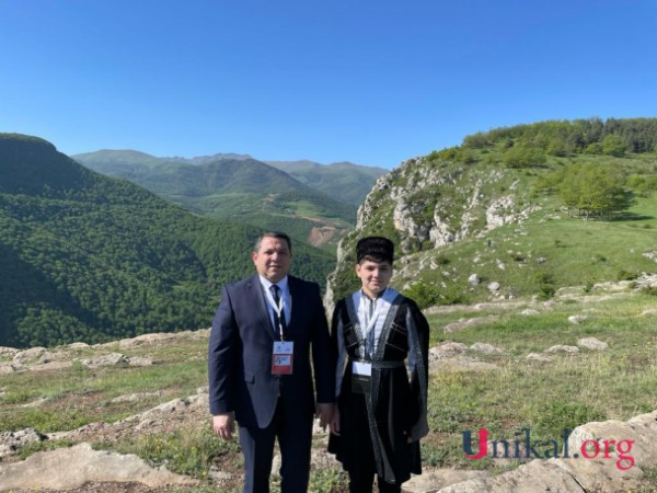 Prezidenti kövrəldən gənc xanəndə bu Əməkdar artistin oğludur - Video