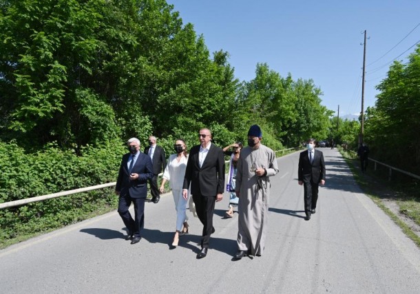 Prezident 1 saylı orta məktəb və Müqəddəs Yelisey adına Cotari kilsəsində - FOTOLAR (YENİLƏNİB)
