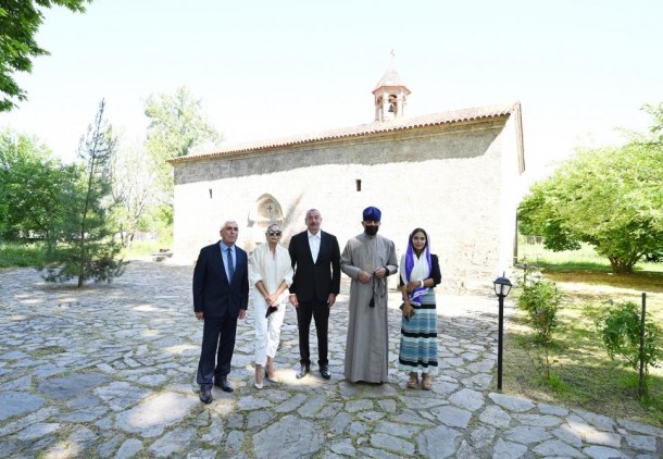 Prezident 1 saylı orta məktəb və Müqəddəs Yelisey adına Cotari kilsəsində - FOTOLAR (YENİLƏNİB)
