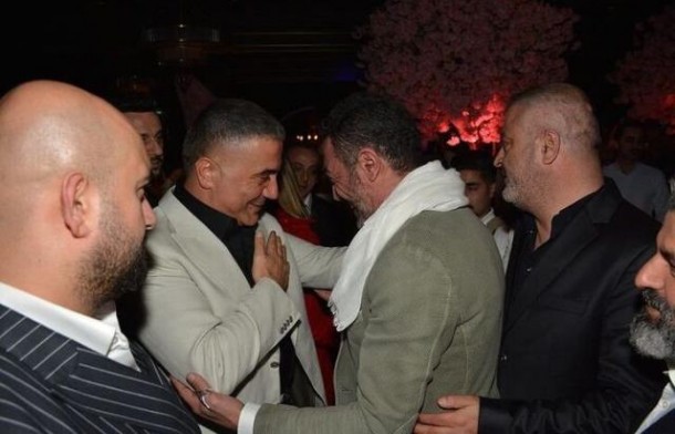 Türkiyəli məşhurlar bu mafya lideri ilə olan fotolarını sildilər