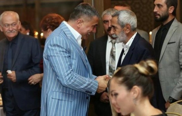 Türkiyəli məşhurlar bu mafya lideri ilə olan fotolarını sildilər