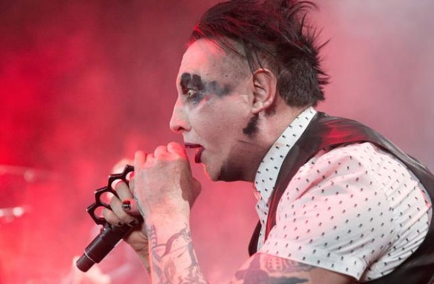 Məşhur müğənni köməkçisinə təcavüz edib, evində işlətdi 