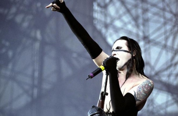 Məşhur müğənni köməkçisinə təcavüz edib, evində işlətdi 