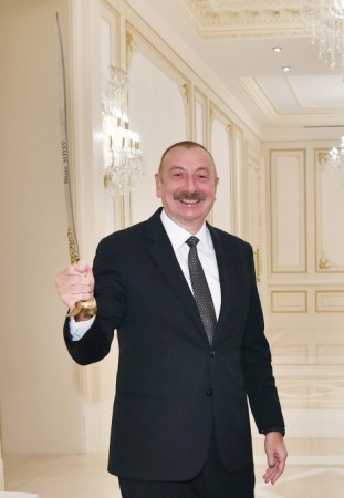 Türkiyəli nazir İlham Əliyevə xəncər hədiyyə etdi - FOTO