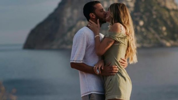 Sevgilisi Şeymaya belə evlilik təklifi etdi - FOTOLAR