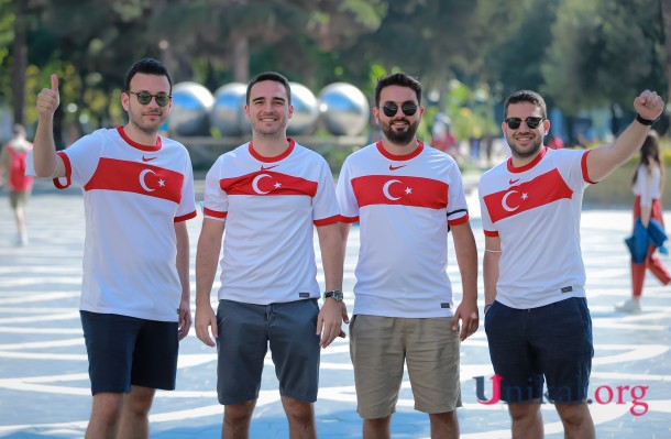 Türkiyə milli komandasının azarkeşləri Bakı küçələrinə axışdı - FOTOLAR