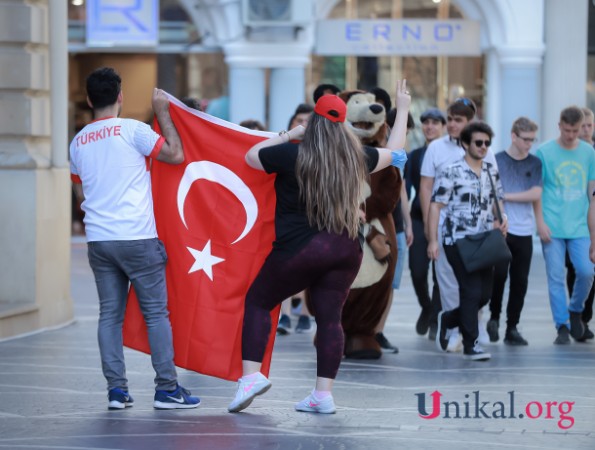 Türkiyə milli komandasının azarkeşləri Bakı küçələrinə axışdı - FOTOLAR