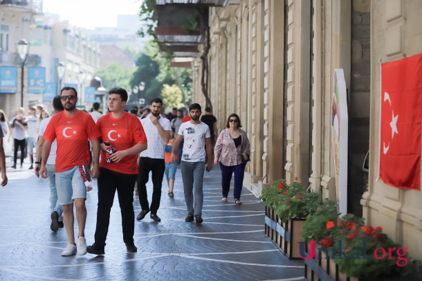 Türkiyə milli komandasının azarkeşləri Bakı küçələrinə axışdı - FOTOLAR