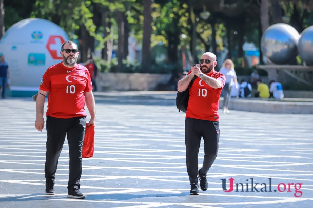 Türkiyə milli komandasının azarkeşləri Bakı küçələrinə axışdı - FOTOLAR