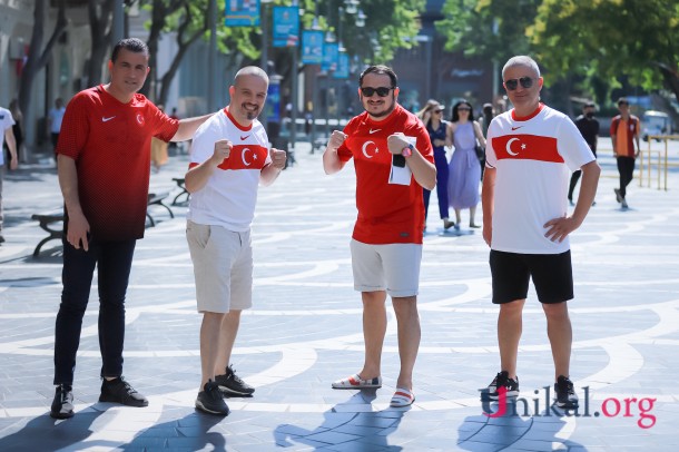 Türkiyə milli komandasının azarkeşləri Bakı küçələrinə axışdı - FOTOLAR