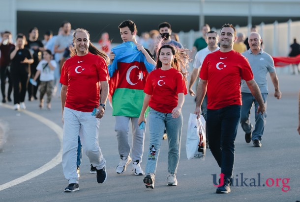 Türkiyə -Uels oyununun xanım azarkeşləri - FOTOLAR