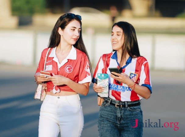 Türkiyə -Uels oyununun xanım azarkeşləri - FOTOLAR