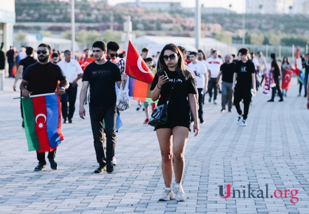Türkiyə -Uels oyununun xanım azarkeşləri - FOTOLAR