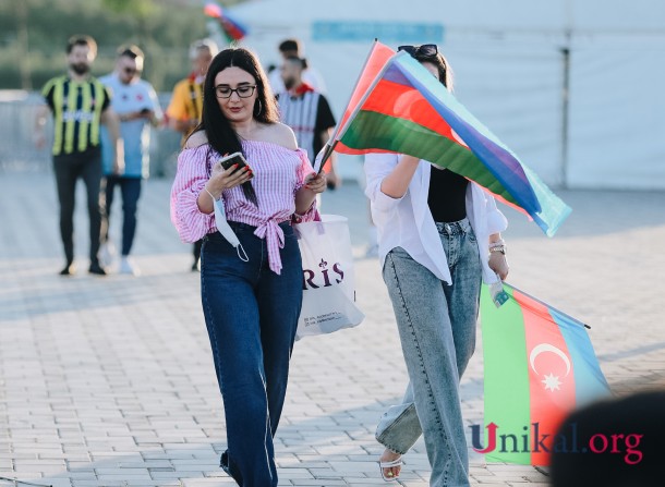 Türkiyə -Uels oyununun xanım azarkeşləri - FOTOLAR