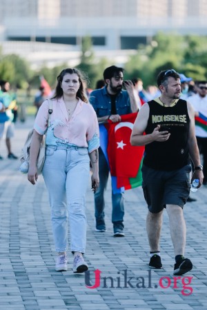 Türkiyə -Uels oyununun xanım azarkeşləri - FOTOLAR