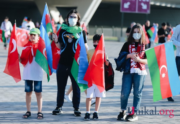 Türkiyə -Uels oyununun xanım azarkeşləri - FOTOLAR