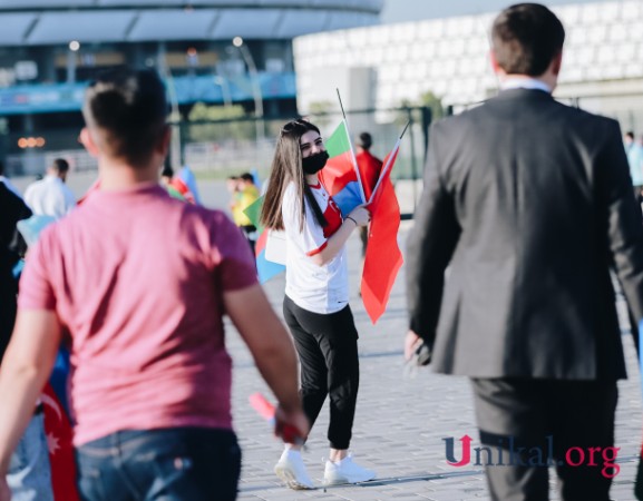 Türkiyə -Uels oyununun xanım azarkeşləri - FOTOLAR