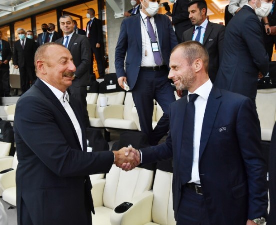 Prezidentlər Türkiyə-Uels matçında - FOTO