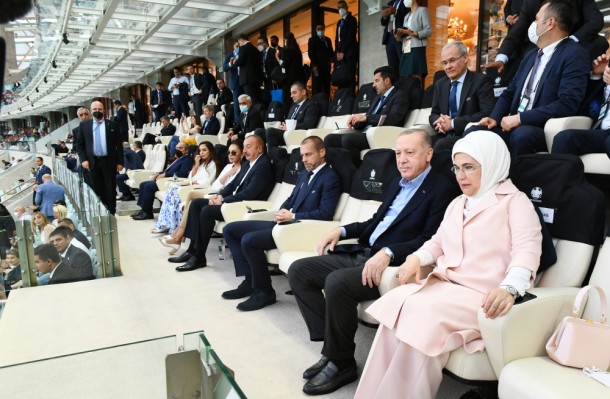 Prezidentlər Türkiyə-Uels matçında - FOTO