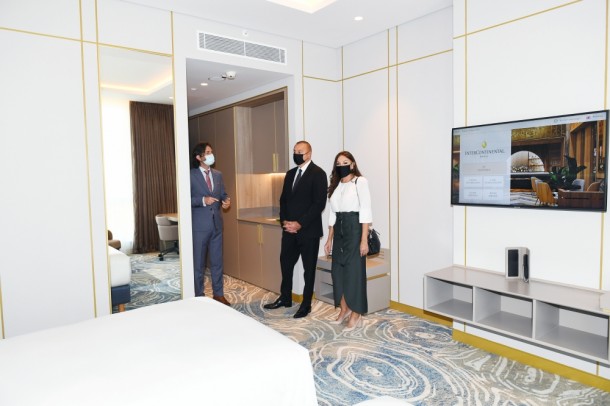 İlham Əliyev və xanımı Bakıda otel açılışında iştirak etdi - FOTOLAR (YENİLƏNİB)