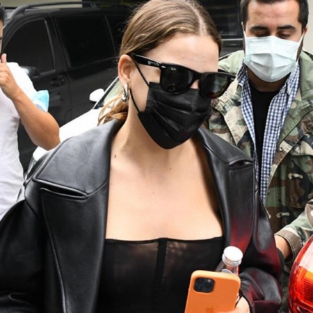 Serenay Sarıkaya geyimi ilə diqqət çəkdi - FOTO