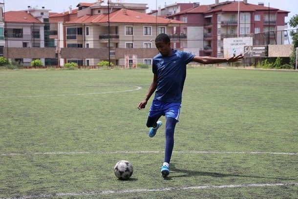 Afrikalı futbolçu fırıldaqçı “menecerlərin” qurbanı oldu - FOTOLAR