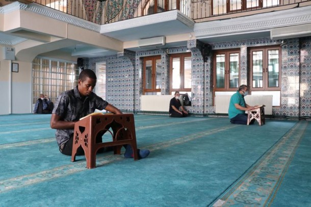 Afrikalı futbolçu fırıldaqçı “menecerlərin” qurbanı oldu - FOTOLAR