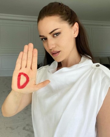 Məşhur aktrisa öz brendini  yaratdı - FOTOLAR