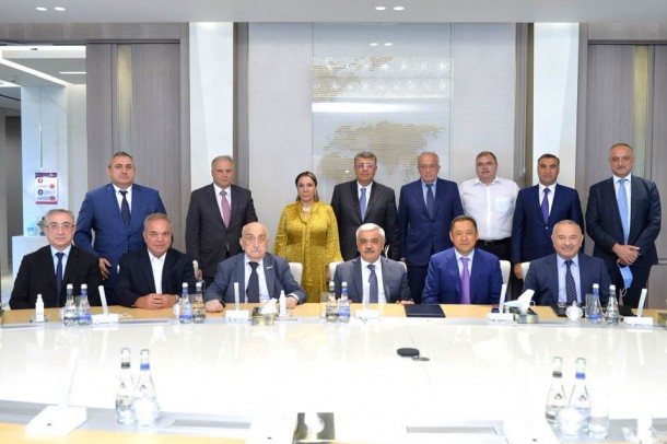 Rövnəq Abdullayev işdən azad olunan vitse-prezidentlərlə görüş keçirib - FOTO