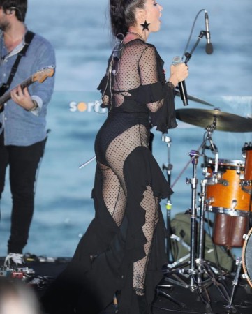 "Daha açıq geyinəcəyəm" - Müğənni tənqidlərə cavab verdi