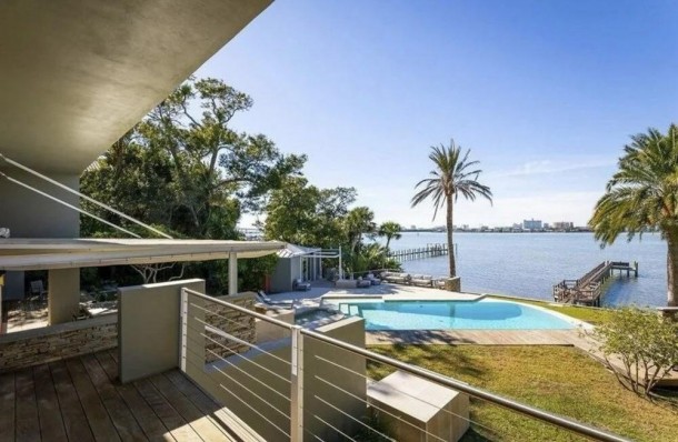 Aktyor arvadını itirdikdən sonra malikanəsini satışa çıxardı - FOTOLAR