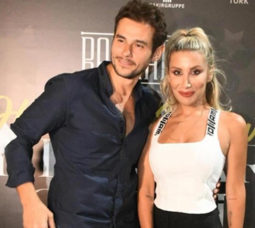 Məşhur müğənni həmkarı ilə sevgilidir? - FOTOLAR