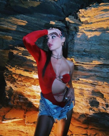 Aktrisa geyimi ilə diqqət çəkdi - FOTOLAR