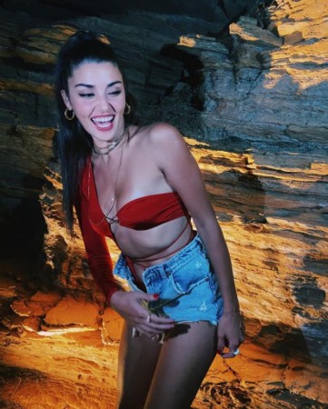 Aktrisa geyimi ilə diqqət çəkdi - FOTOLAR