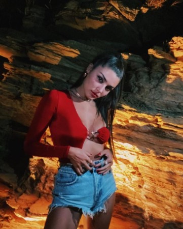 Aktrisa geyimi ilə diqqət çəkdi - FOTOLAR