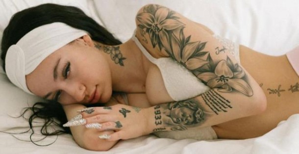 Çılpaq fotolarını sataraq 6 saatda milyon qazandı - Gənc müğənnidən ŞOK ETİRAF